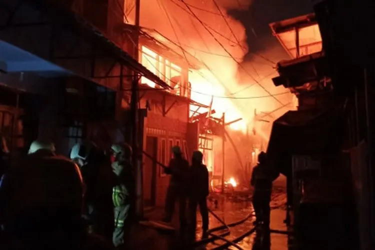 Kebakaran pemukiman warga di Pinangsia, Taman Sari, Jakarta Barat pada Sabtu (18/4/2020) malam (Berita Jakarta/Rudi Hermawan)