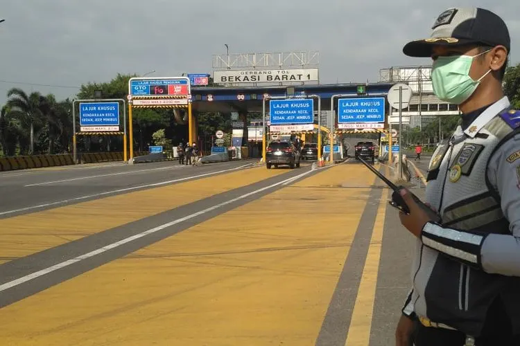 Ilustrasi pelaksanaan Pembatasan Sosial Berskala Besar (PSBB) di Gerbang Bekasi Barat 1 Tol Jakarta Cikampek.