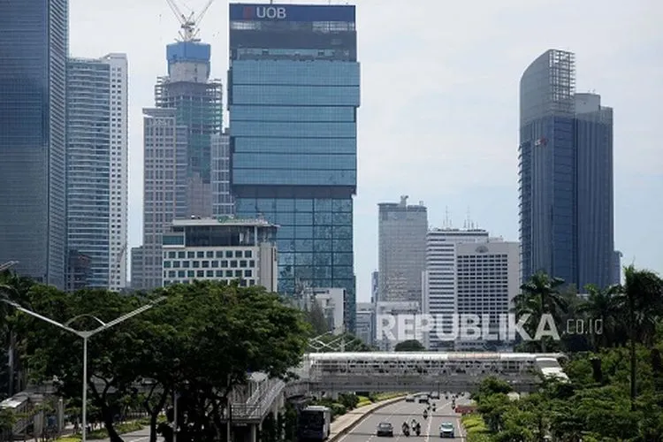 Kendaraan melintas di jalan Jend Sudirman saat pemberlakuan Pembatasan Sosial Berskala Besar (PSBB) pada hari ke dua di DKI Jakarta, Sabtu (11/4). DKI Jakarta masih menjadi pusat episentrum COVID-19 di Indonesia (FOTO : Prayogi/Republika)