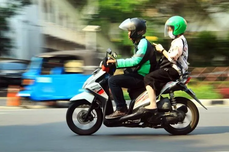 Ilustrasi ojek online angkut penumpang (Bisnis/Triawanda Tirta Aditya)
