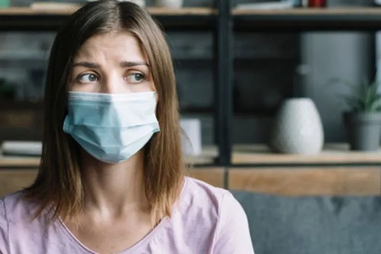 ilustrasi mengenakan masker menjaga tubuh dari virus. shutterstock