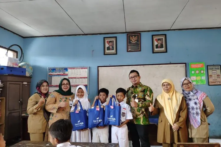 Penyerahan bantuan kepada ekolah Dasar Negeri (SDN) 4 Cimareme, Padalarang, Kabupaten Bandung Barat, Jawa Barat/ dok