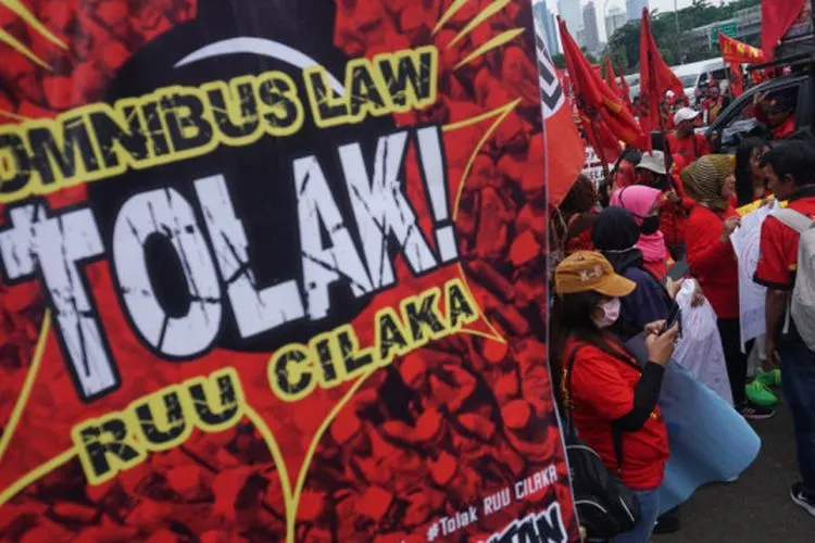 Ilustrasi aksi buruh tolak Omnibus Law RUU Cilaka