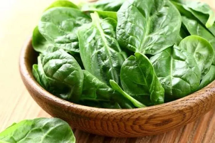 Daun bayam dalam mangkuk kayu. (Shutterstock)