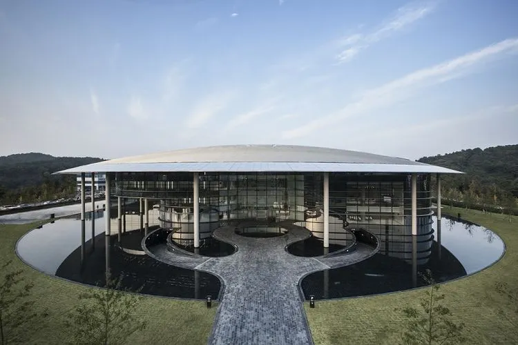 Hankook Technodome, fasilitas riset dan pengembangan global berteknologi tinggi yang dimiliki Hankook Tire guna mendorong pertumbuhan industri dan menciptakan inovasi produk berbasis teknologi masa depan. Fasilitas ini juga mendukung upaya peningkatan kualitas produk dan memperkuat daya saing bisnis.(Dialogue Communications )