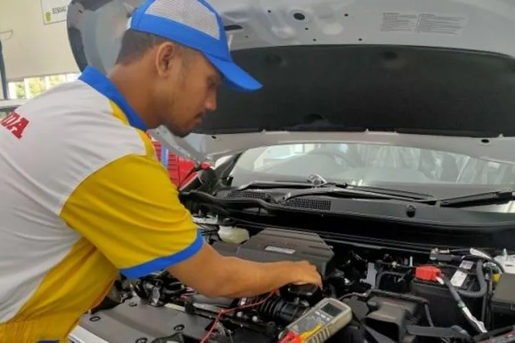 Seorang teknisi tengah menjalani praktek soal dalam Honda Skill Contest 2020 yang digelar PT Honda Prospect Motor (HPM) [Dok PT HPM].