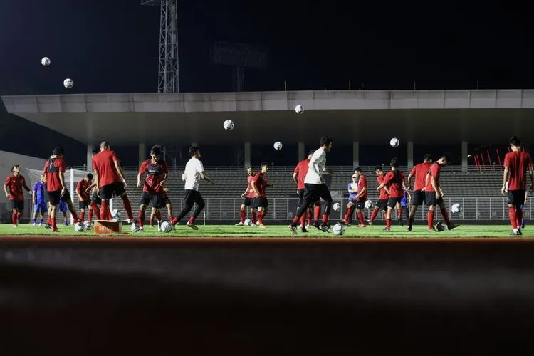 Sejumlah pesepak bola tim nasional Indonesia berlatih di Stadion Madya, kompleks Gelora Bung karno (GBK), Senayan, Jakarta, Jumat (14/2). [Suara.com/Angga Budhiyanto]