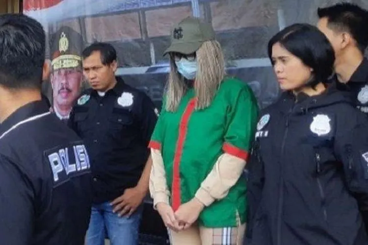 Salah satu pertimbangan penempatan Lucinta Luna (baju hijau) di blok wanita adalah untuk keamanan dan kenyamanan sang tersangka, dan untuk mencegah perundungan (bullying) terhadapnya. (Kompas.com/Bonfilio Mahendra Wahanaputra)