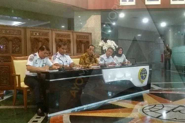 Menteri Perhubungan, Budi Karya Sumadi (tengah), mengungkapkan bahwa penerbangan dari dan ke China akan ditunda sejak Rabu (5/2/2020) pukul 00:00 WIB, hingga waktu yang belum ditentukan. (Ayojakarta.com/Hendy Dinata)