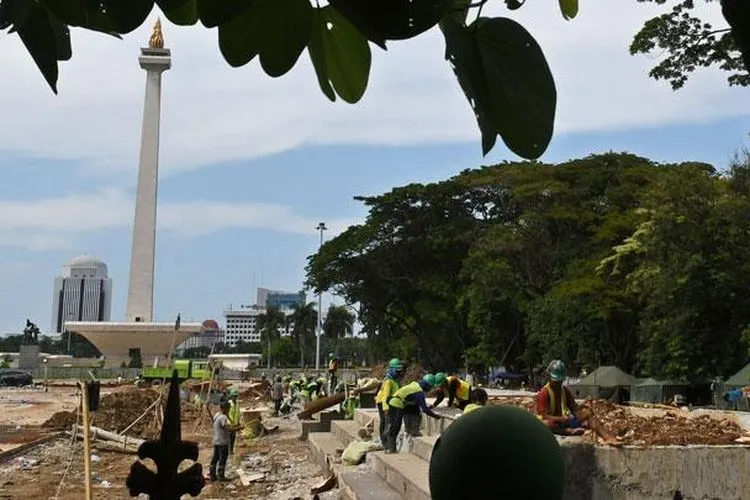Sejumlah buruh mengerjakan pembangunan Plaza Selatan Monumen Nasional (Monas) di Jakarta, Rabu (22/1/2020). (Antara)