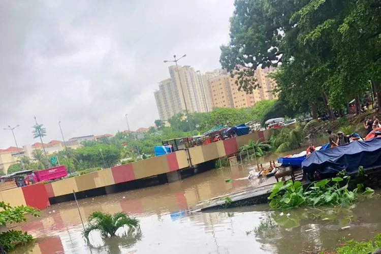 Foto banjir yang menenggelamkan underpass Kemayoran ini diunggah akun Twiiter TMC Polda Metro Jaya pada pukul 13.08 WIB (Jumat, 24/1/2020).