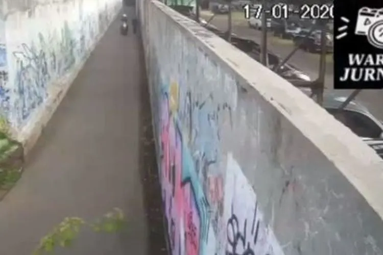 Tangkapan layar dari rekaman CCTV saat pelaku