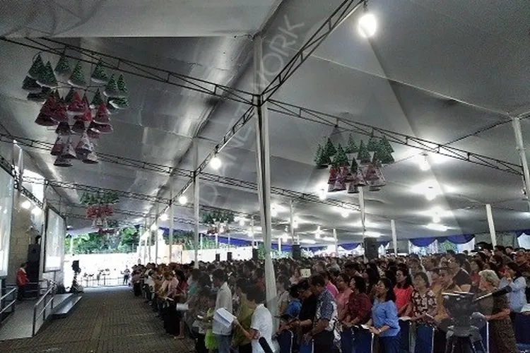 Jemaat mengikuti Misa Natal di Gereja Katedral Jakarta (Ayojakarta.com/Dhika Alam Noor)