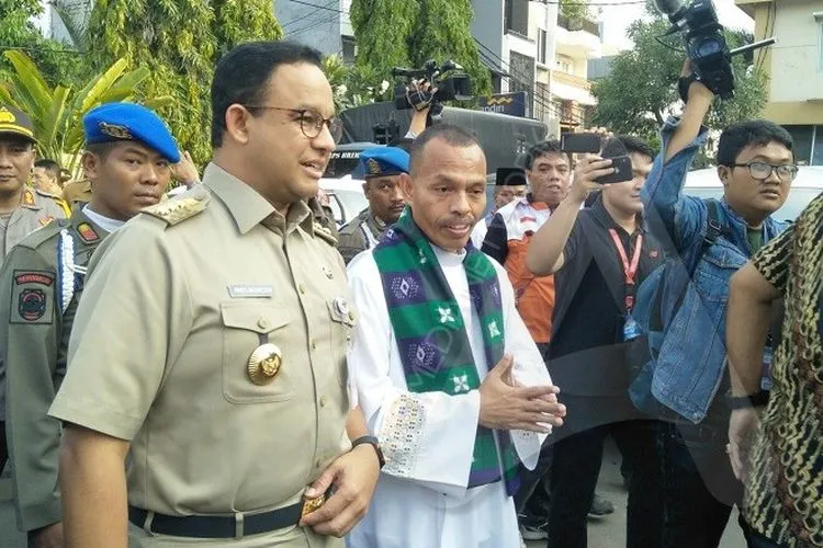 Gubernur Anies Baswedan disambut Pimpinan Gereja Paroki Santo Kristoforus Romo Servi Fangohoei (Ayojakarta.com/Aprilia Rahapit)