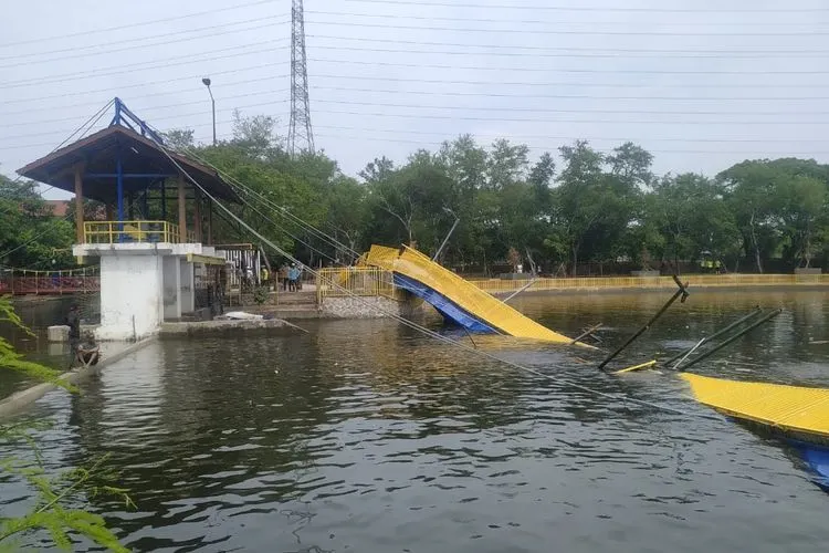 Jembatan Hutan Kota Kemayoran ambruk (Istimewa)