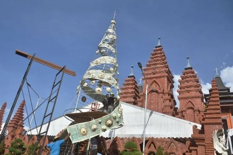 Pohon Natal setinggi 11 meter terbuat dari anyaman daun lontar di Gereja Katedral Paroki Roh Kudus Renon menyambut Hari Raya Natal 2019 di Bali (Bali Express/Agung Bayu)