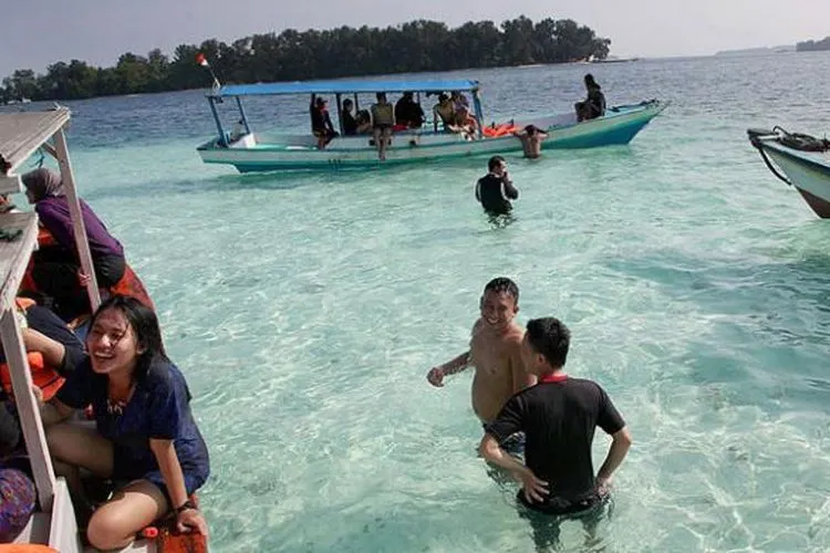 Ilustrasi wisatawan di Kepulauan Seribu (Kompas/Priyombodo)