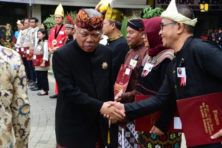 Menteri PUPR Basuki Hadimuljono menyalami penerima penghargaan saat Hari Bakti PU ke-74 (Humas PUPR)
