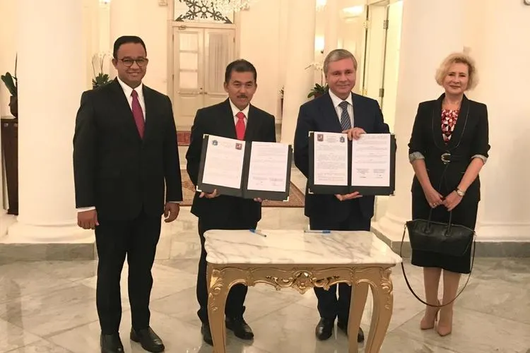 Gubernur Anies Baswedan bersama Dubes Federasi Rusia Lyudmila Vorobyeva, Kepala Departemen Ekonomi Eksternal dan Hubungan Internasional Moskow Cheremin Sergey dan Kepala Biro Kepala Daerah dan Kerja Sama Luar Negeri Setda DKI saat penandatanganan kerja sama (Humas Pemprov DKI)