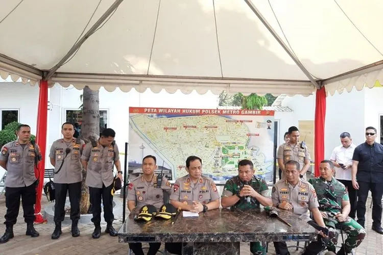 Pangdam Jaya Mayjen TNI Eko Margiyono sedang memberikan keterangan pers soal insiden ledakan granat asap di kawasan Monas, Jakarta Pusat. (Ayojakarta.com/Aprilia Rahapit)