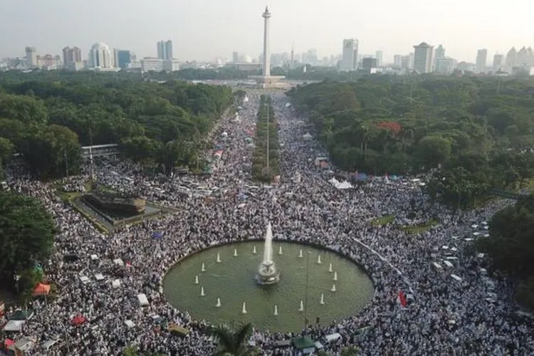 Massa menghadiri acara Reuni 212 pada Desember 2018 lalu di kawasan Silang Monas, Jakarta Pusat. (Antara/Sigid Kurniawan)