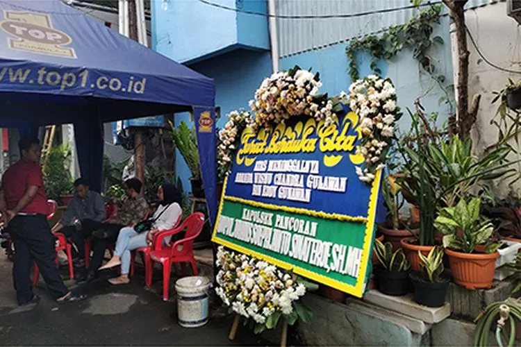 Karangan bunga di depan rumah Wisnu Chandra (18), salah satu korban tabrak lari saat mengendarai skuter listrik/Ayojakarta.com-Dhika Noor Alam