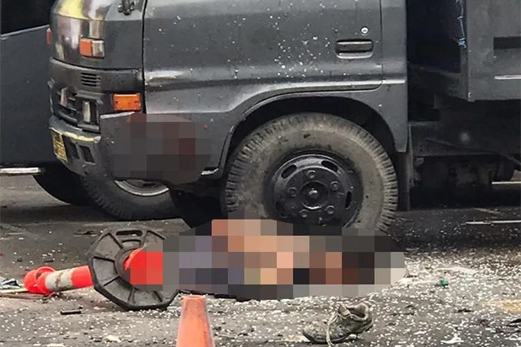 Diduga potongan tubuh pelaku bom bunuh diri di Markas Polrestabes Medan, tergeletak di halaman gedung, Rabu pagi (13/11/2019)/Jawapos.com