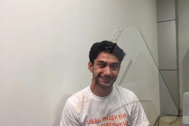Reza Rahadian ditemui usai peluncuran trailer film Imperfect di kawasan Cempaka Putih, Jakarta Pusat, Jumat (8/11/2019)/Ayojakarta.com -- Istihanah Soejoethi