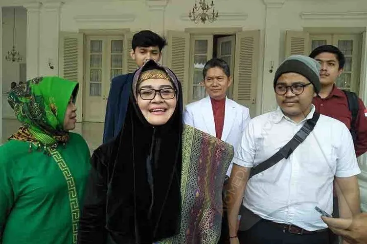 Faisal Amir (kemeja putih berkupluk) bersama kedua orang tuanya, Siti Asmah Ratu Agung dan dokter Karli serta dua teman satu kampus di Universitas Al Azhar usai bertemu Gubernur DKI Jakarta, Anies Baswedan di Balaikota, Jakarta, Jumat (25/10/2019)/Ayojakarta.com