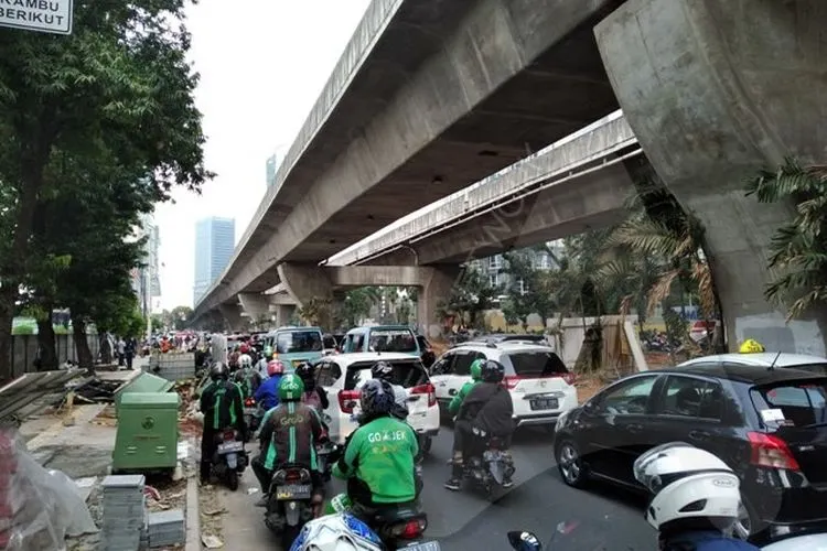 Arus lalu lintas terdampak proyek pelebaran trotoar dan galian kabel di Jalan Dr. Satrio, Kuningan/Ayojakarta.com