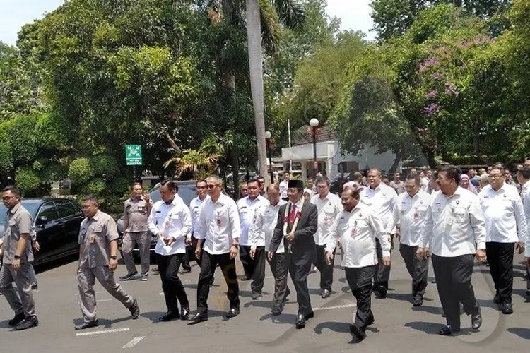 Menko Polhukam Mahfud MD menyambangi kantornya untuk serah terima jabatan dengan Wiranto/Ayojakarta.com