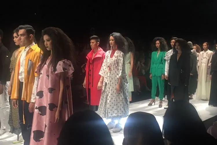 Sneakpeak koleksi Jakarta Fashion Week 2020 saat show pembuka di Fashion Tent, Senayan City, Jakarta Pusat, Selasa (22/10/2019)/Ayojakarta.com