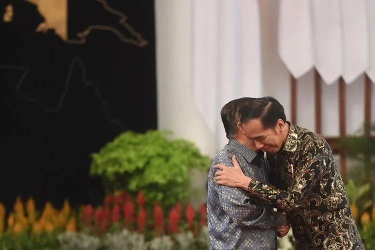 Presiden Joko Widodo berpelukan dengan Wakil Presiden Jusuf Kalla dalam acara silaturahmi kabinet kerja di Istana Negara, Jakarta, Jumat (18/10/2019)/Antara Foto