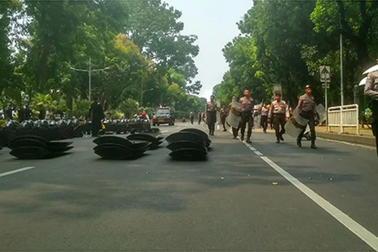 Ratusan personel kepolisian dilengkapi peralatan antihuru-hara di sekitar Istana Negara, Jakarta, Kamis (17/10/2019)/Ayojakarta.com