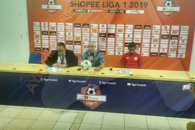 Pelatih Persija Edson Tavares memberikan keterangan usai laga menjamu Semen Padang di Stadion Patriot Candrabhaga/Ayojakarta.com
