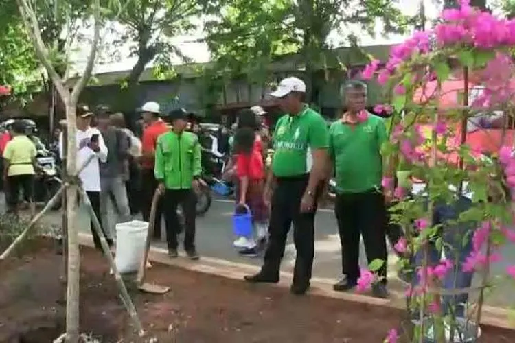 Warga bersama jemaat Gereja Katolik Kudus Rawamangun gotong royong menanam pohon/timur.jakarta.go.id