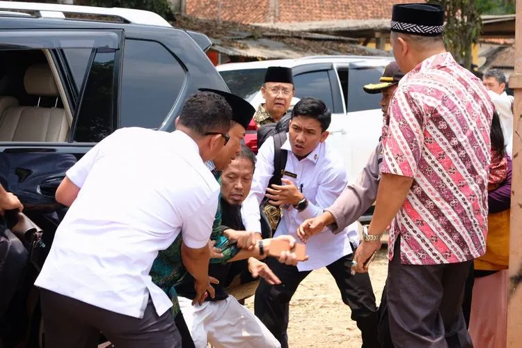 Tangkapan layar dari rekaman video penyerangan Wiranto di Pandeglang, Kamis (10/10/2019)/Istimewa