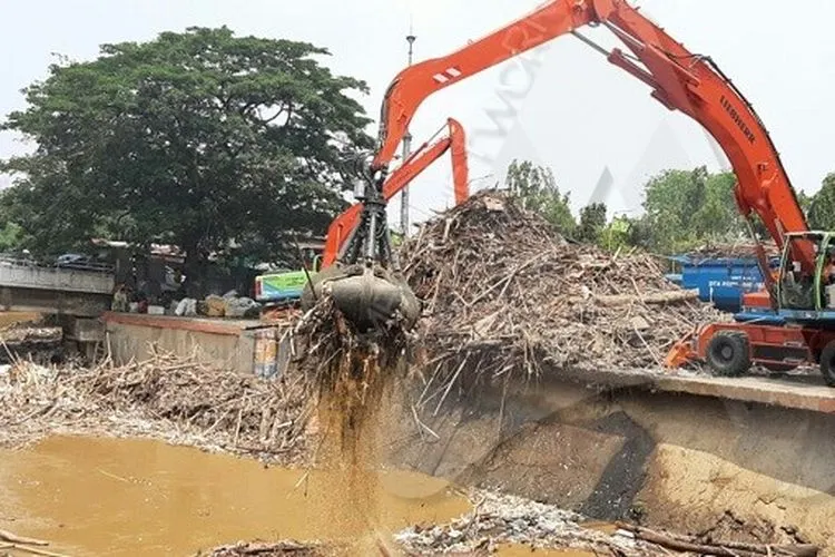 Petugas mengangkut sampah di Pintu Air Manggarai/Ayojakarta.com