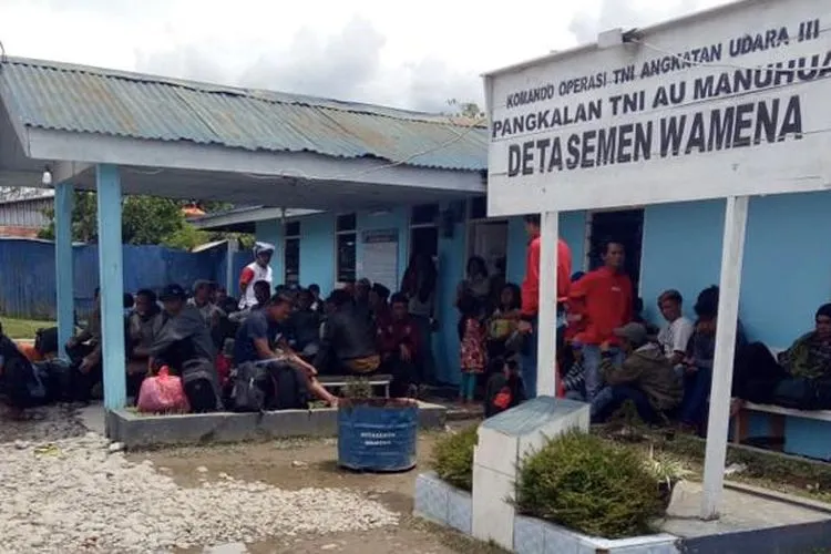 Warga menunggu pesawat Hercules di Pangkalan TNI AU Manuhua untuk meninggalkan Wamena/Antara