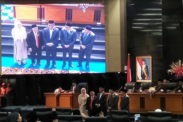 Prasetio Edi Marsudi, Mohamad Taufik, Abdurahman Suhaimi, Misan Samasuri, dan Zita Anjani tampil ke depan saat diumumkan nama mereka sebagai pimpinan DPRD DKI Jakarta periode 2019-2024 dalam rapat paripurna DPRD DKI, Kamis (3/10/2019)/Ayojakarta.com