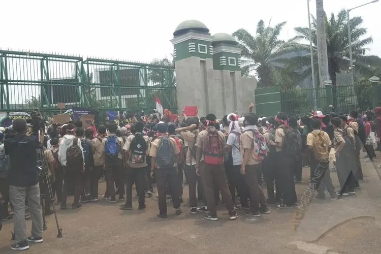 Pelajar menggelar demonstrasi di depan gedung DPR/Ayojakarta.com
