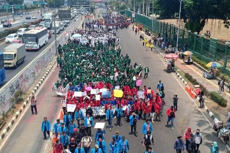 Unjuk rasa mahasiswa di kawasan Komplek Parlemen, Selasa (24/9/2019)/Ayojakarta.com