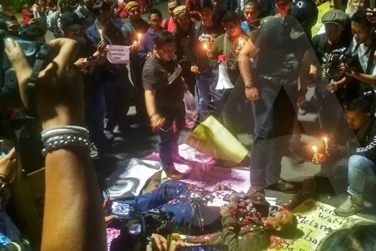 Aliansi Wartawan Hitam Jakarta menggelar aksi teatrikal di depan Istana Merdeka, Kamis (26/9/2019)/Ayojakarta.com