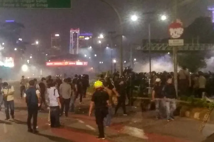 Bentrokan pelajar dan polisi di dalam Jalan Tol Dalam Kota/Ayojakarta.com