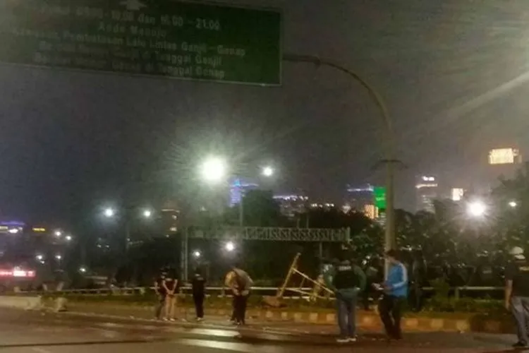 Bentrokan polisi dengan massa di Tol Dalam Kota/Ayojakarta.com