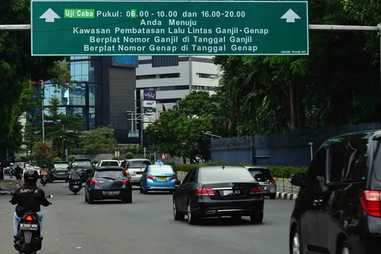 Pemberitahuan aturan ganjil genap/Poskota
