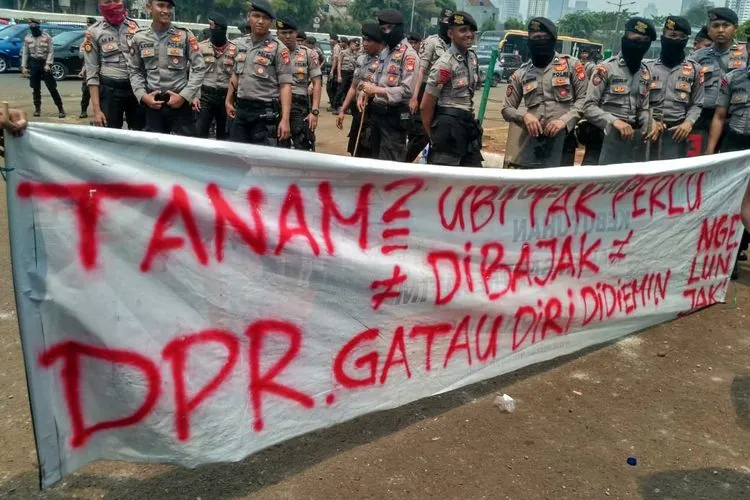 Spanduk demonstrasi pelajar di depan gedung DPR RI, Rabu (25/9/2019)/Istimewa