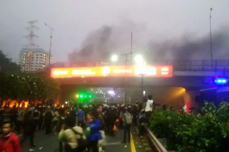 Suasana kerusuhan antara mahasiwa dan aparat kepolisian dalam demonstrasi di kawasan Senayan, Jakarta Pusat, Selasa sore (24/9/2019)/Ayojakarta.com