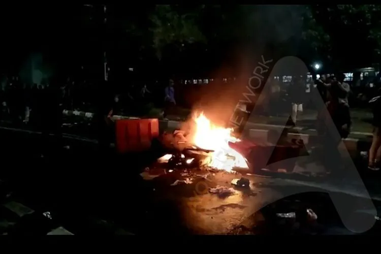 Sepeda motor dibakar dekat Stasiun Palmerah/Ayojakarta.com