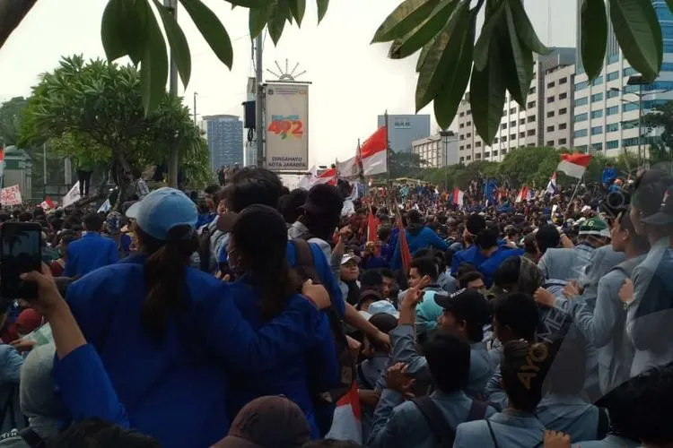 Ribuan mahasiswa di depan gedung DPR RI/Ayojakarta.com